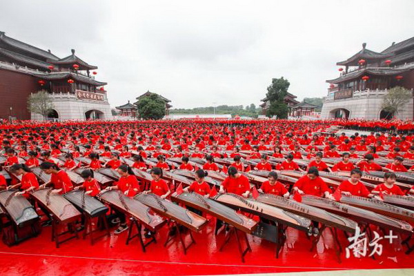 紅博城千人古箏齊奏《我的祖國》 紅博城千人古箏齊奏《我的祖國》