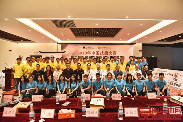 出席領導嘉賓與參賽選手的賽前合影留念 出席領導嘉賓與參賽選手的賽前合影留念