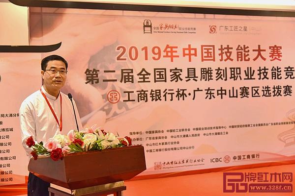 廣東省家具協(xié)會會長王克進行發(fā)言 廣東省家具協(xié)會會長王克進行發(fā)言