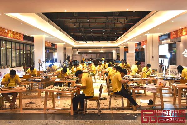 參賽選手們在自己的座位上,專心致志的雕刻自己的作品 參賽選手們在自己的座位上,專心致志的雕刻自己的作品