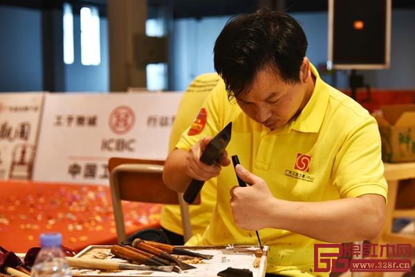 職工組參賽者正認真雕刻自己的參賽作品 職工組參賽者正認真雕刻自己的參賽作品