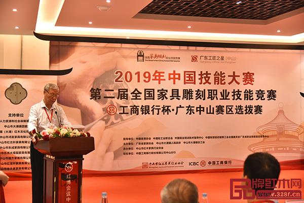 中國家具協(xié)會副理事長劉金良認為,熱烈的競賽氛圍充分展示了選手的自身風采和中山紅木文化的地域特色 中國家具協(xié)會副理事長劉金良認為,熱烈的競賽氛圍充分展示了選手的自身風采和中山紅木文化的地域特色