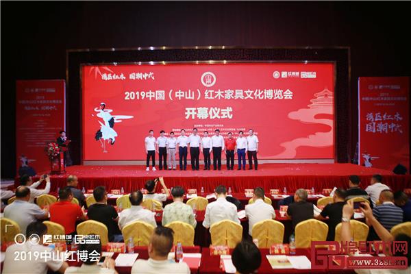 賀修虎(右五)與一眾嘉賓為2019中山紅博會開幕儀式剪彩 賀修虎(右五)與一眾嘉賓為2019中山紅博會開幕儀式剪彩