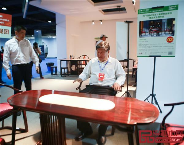 宋維明(右)參觀“當(dāng)代紅木茶臺(tái)薈萃展” 宋維明(右)參觀“當(dāng)代紅木茶臺(tái)薈萃展”