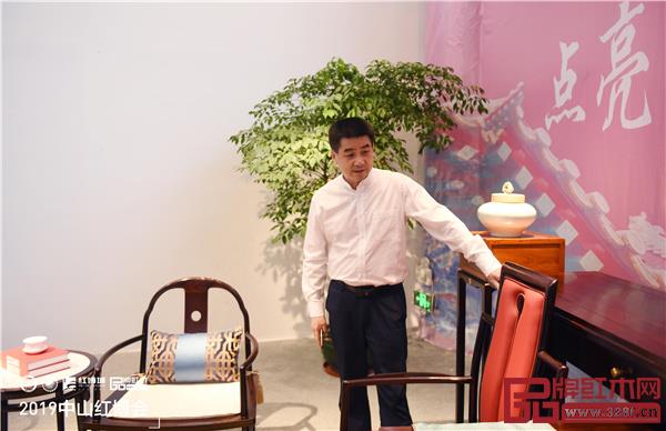 賀修虎參觀2019中山紅博會參展展商產(chǎn)品 賀修虎參觀2019中山紅博會參展展商產(chǎn)品