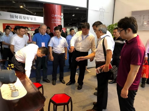 領(lǐng)導、專家參觀東成紅木展位,品鑒文宋系列家具 領(lǐng)導、專家參觀東成紅木展位,品鑒文宋系列家具