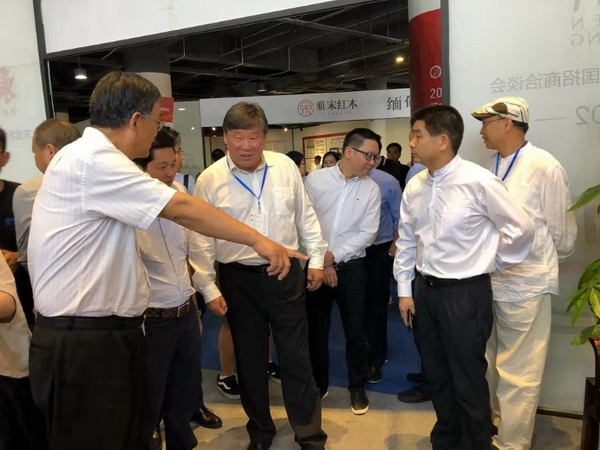 中國林業(yè)產(chǎn)業(yè)聯(lián)合會副會長、北京林業(yè)大學原校長宋維明(左三)對東成紅木的展出作品贊譽有加 中國林業(yè)產(chǎn)業(yè)聯(lián)合會副會長、北京林業(yè)大學原校長宋維明(左三)對東成紅木的展出作品贊譽有加