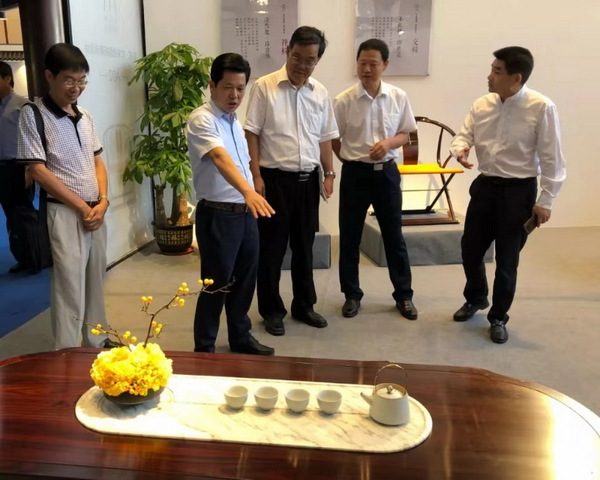 大涌鎮(zhèn)鎮(zhèn)長賀修虎(右一)、東成紅木董事長張錫復(左二)陪同國家林業(yè)和草原局森林資源管理司原副司長、國有林場GEF項目執(zhí)行辦公室技術(shù)顧問張松丹、廣東省林業(yè)局副巡視員魏冰參觀東成紅木展館 大涌鎮(zhèn)鎮(zhèn)長賀修虎(右一)、東成紅木董事長張錫復(左二)陪同國家林業(yè)和草原局森林資源管理司原副司長、國有林場GEF項目執(zhí)行辦公室技術(shù)顧問張松丹、廣東省林業(yè)局副巡視員魏冰參觀東成紅木展館