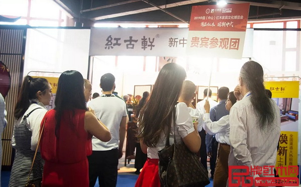 紅古軒展館人氣火爆,“云龍”系列以時尚的設計、精湛的品質引爆全場 紅古軒展館人氣火爆,“云龍”系列以時尚的設計、精湛的品質引爆全場