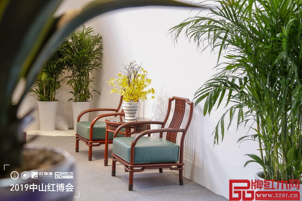 紅古軒“云龍”系列家具顏值與氣質俱佳 紅古軒“云龍”系列家具顏值與氣質俱佳