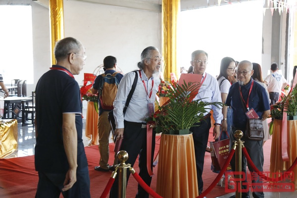 專家嘉賓參觀2019新興縣紅木家具文化節(jié) 專家嘉賓參觀2019新興縣紅木家具文化節(jié)