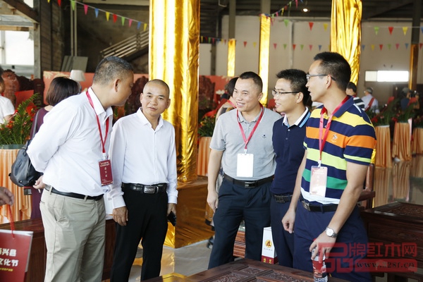 專家嘉賓參觀2019新興縣紅木家具文化節(jié) 專家嘉賓參觀2019新興縣紅木家具文化節(jié)