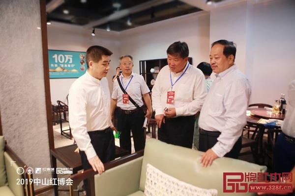 中國(guó)林業(yè)產(chǎn)業(yè)聯(lián)合會(huì)副會(huì)長(zhǎng)宋維明（左三），中山市大涌鎮(zhèn)鎮(zhèn)長(zhǎng)賀修虎（右四）與憶古軒董事長(zhǎng)劉定杰（左四）交流產(chǎn)品創(chuàng)新