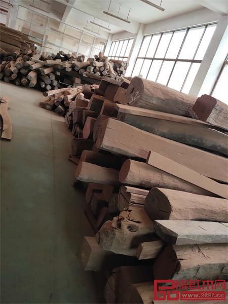 朝皇居紅木材料倉(cāng)庫(kù)一角 朝皇居紅木材料倉(cāng)庫(kù)一角