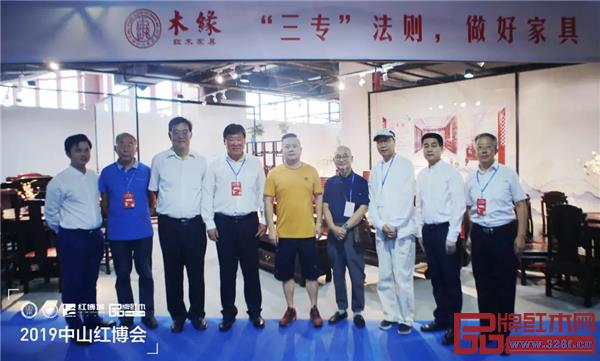 木緣紅木 中國(guó)林業(yè)產(chǎn)業(yè)聯(lián)合會(huì)副會(huì)長(zhǎng)宋維明(左四)、國(guó)家林業(yè)和草原局森林資源管理司原副司長(zhǎng)、國(guó)有林場(chǎng)GEF國(guó)家項(xiàng)目執(zhí)行辦公室技術(shù)顧問(wèn)張松丹(左三)、中山市大涌鎮(zhèn)鎮(zhèn)長(zhǎng)賀修虎(右二)、中國(guó)高等教育家具設(shè)計(jì)專業(yè)創(chuàng)始人胡景初(右四)、中國(guó)紅木家具技術(shù)專家曹新民(左二)、教育部教學(xué)改革示范專業(yè)“家具設(shè)計(jì)與制造”專業(yè)帶頭人彭亮(右三)、華南農(nóng)業(yè)大學(xué)博士生導(dǎo)師李凱夫(右一)、全聯(lián)藝術(shù)紅木家具專業(yè)委員會(huì)執(zhí)行會(huì)長(zhǎng)林偉華(左一)與木緣紅木董事長(zhǎng)汪輝(左五)在木緣紅木展位前合影留念 木緣紅木 中國(guó)林業(yè)產(chǎn)業(yè)聯(lián)合會(huì)副會(huì)長(zhǎng)宋維明(左四)、國(guó)家林業(yè)和草原局森林資源管理司原副司長(zhǎng)、國(guó)有林場(chǎng)GEF國(guó)家項(xiàng)目執(zhí)行辦公室技術(shù)顧問(wèn)張松丹(左三)、中山市大涌鎮(zhèn)鎮(zhèn)長(zhǎng)賀修虎(右二)、中國(guó)高等教育家具設(shè)計(jì)專業(yè)創(chuàng)始人胡景初(右四)、中國(guó)紅木家具技術(shù)專家曹新民(左二)、教育部教學(xué)改革示范專業(yè)“家具設(shè)計(jì)與制造”專業(yè)帶頭人彭亮(右三)、華南農(nóng)業(yè)大學(xué)博士生導(dǎo)師李凱夫(右一)、全聯(lián)藝術(shù)紅木家具專業(yè)委員會(huì)執(zhí)行會(huì)長(zhǎng)林偉華(左一)與木緣紅木董事長(zhǎng)汪輝(左五)在木緣紅木展位前合影留念