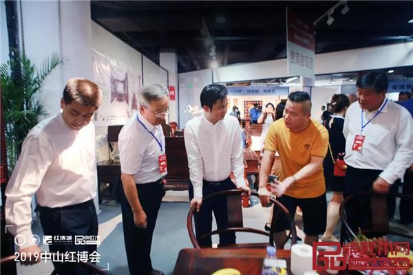 木緣紅木董事長(zhǎng)汪輝(右二)為專家領(lǐng)導(dǎo)介紹木緣紅木家具工藝與細(xì)節(jié) 木緣紅木董事長(zhǎng)汪輝(右二)為專家領(lǐng)導(dǎo)介紹木緣紅木家具工藝與細(xì)節(jié)