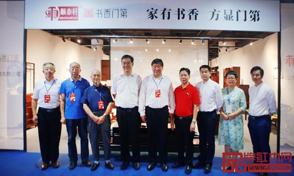 中國林業(yè)產(chǎn)業(yè)聯(lián)合會副會長、北京林業(yè)大學原校長宋維明(左五)、國家林業(yè)和草原局森林資源管理司原副司長、國有林場GEF國家項目執(zhí)行辦公室技術(shù)顧問張松丹(左四)、中山市大涌鎮(zhèn)鎮(zhèn)長賀修虎(右三)、中國高等教育家具設(shè)計專業(yè)創(chuàng)始人胡景初(左三)、中國紅木家具技術(shù)專家曹新民(左二)、華南農(nóng)業(yè)大學博士生導師李凱夫(左一)、華南農(nóng)業(yè)大學研究生導師郭瓊(右二)、全聯(lián)藝術(shù)紅木家具專業(yè)委員會執(zhí)行會長、弘木傳媒CEO林偉華(右一)與中山市順泰軒家具制造有限公司董事長劉勝長(右四)合影留念 中國林業(yè)產(chǎn)業(yè)聯(lián)合會副會長、北京林業(yè)大學原校長宋維明(左五)、國家林業(yè)和草原局森林資源管理司原副司長、國有林場GEF國家項目執(zhí)行辦公室技術(shù)顧問張松丹(左四)、中山市大涌鎮(zhèn)鎮(zhèn)長賀修虎(右三)、中國高等教育家具設(shè)計專業(yè)創(chuàng)始人胡景初(左三)、中國紅木家具技術(shù)專家曹新民(左二)、華南農(nóng)業(yè)大學博士生導師李凱夫(左一)、華南農(nóng)業(yè)大學研究生導師郭瓊(右二)、全聯(lián)藝術(shù)紅木家具專業(yè)委員會執(zhí)行會長、弘木傳媒CEO林偉華(右一)與中山市順泰軒家具制造有限公司董事長劉勝長(右四)合影留念