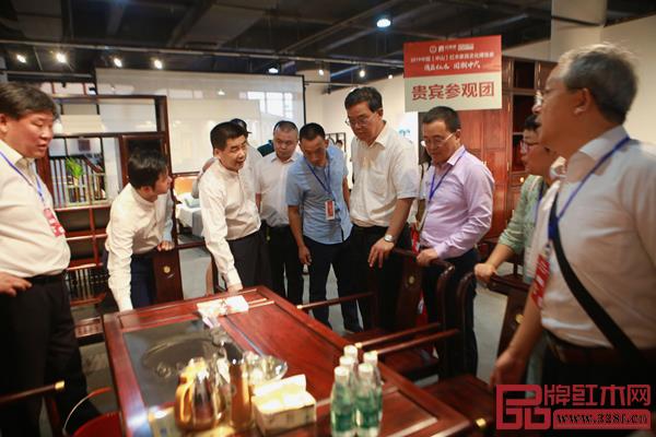 領(lǐng)導、專家品鑒順泰軒·書香門第《錦繡茶臺》 領(lǐng)導、專家品鑒順泰軒·書香門第《錦繡茶臺》