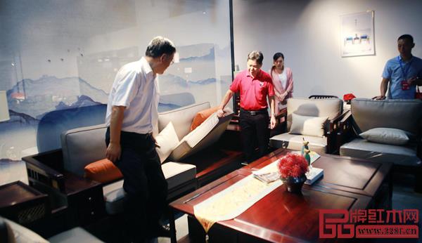 中山市順泰軒家具制造有限公司董事長劉勝長(右一)為國家林業(yè)和草原局森林資源管理司原副司長、國有林場GEF國家項目執(zhí)行辦公室技術(shù)顧問張松丹(左一)介紹《意園沙發(fā)》的工藝與設(shè)計 中山市順泰軒家具制造有限公司董事長劉勝長(右一)為國家林業(yè)和草原局森林資源管理司原副司長、國有林場GEF國家項目執(zhí)行辦公室技術(shù)顧問張松丹(左一)介紹《意園沙發(fā)》的工藝與設(shè)計