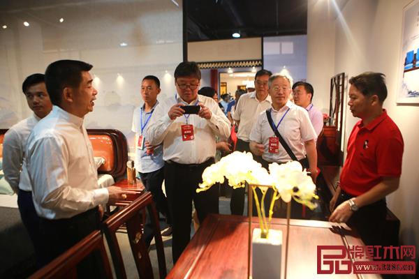 領(lǐng)導、專家參觀順泰軒·書香門第產(chǎn)品,并對心儀產(chǎn)品留下影像 領(lǐng)導、專家參觀順泰軒·書香門第產(chǎn)品,并對心儀產(chǎn)品留下影像