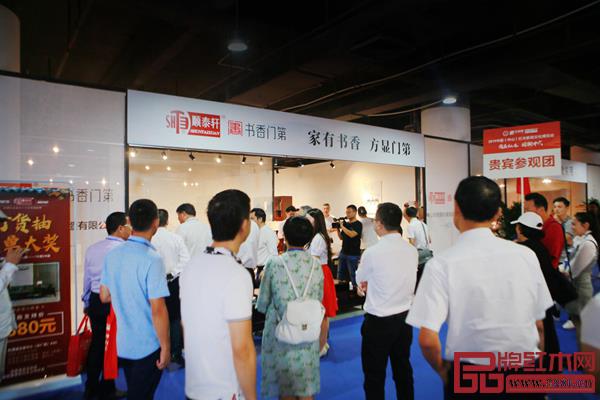 順泰軒·書香門第展位前門庭若市,前來參觀客商絡(luò)繹不絕 順泰軒·書香門第展位前門庭若市,前來參觀客商絡(luò)繹不絕