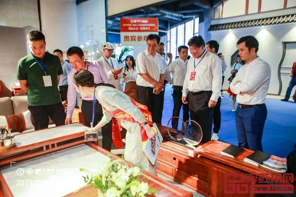 領(lǐng)導(dǎo)、專(zhuān)家、消費(fèi)者等一行人來(lái)到墨+展位，感受賢者風(fēng)范新中式魅力