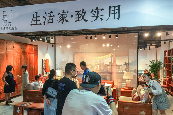 墨+新中式展位上不僅聚集各方同道者前來(lái)品鑒，還有騰訊家居主播進(jìn)行現(xiàn)場(chǎng)直播