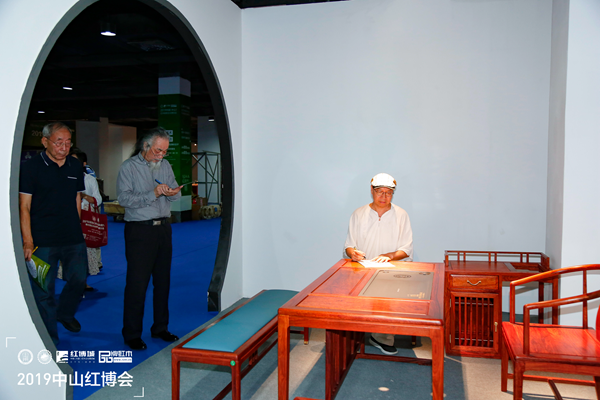專(zhuān)家評(píng)審——中國(guó)明式家具研究所原所長(zhǎng)濮安國(guó)（右二）、中國(guó)紅木家具技術(shù)專(zhuān)家曹新民（左一）、教育部教學(xué)改革示范專(zhuān)業(yè)“家具設(shè)計(jì)與制造”專(zhuān)業(yè)帶頭人彭亮（右一）在為《尚賢茶臺(tái)》現(xiàn)場(chǎng)打分，并給予了極高的評(píng)價(jià)