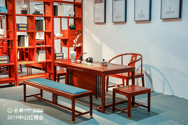 整款茶臺(tái)低調(diào)內(nèi)斂卻不落平凡，頗有賢者風(fēng)范靜若蘭之感。