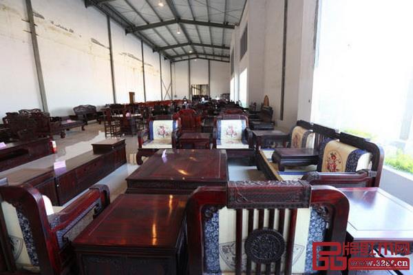 王士豐精雕紅木位于新興縣紅木產(chǎn)業(yè)園 王士豐精雕紅木位于新興縣紅木產(chǎn)業(yè)園