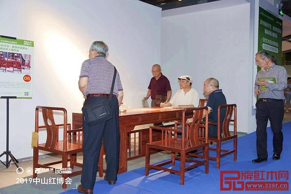 中國高等教育家具設(shè)計專業(yè)創(chuàng)始人胡景初（右四）、中國明式家具研究所原所長濮安國（右一）、中國紅木家具技術(shù)專家曹新民（右二）、華南農(nóng)業(yè)大學(xué)博士生導(dǎo)師李凱夫（左一）、教育部教學(xué)改革示范專業(yè)“家具設(shè)計與制造”專業(yè)帶頭人彭亮（右三）來到龍博士家居茶臺評選區(qū)，品鑒、打分。