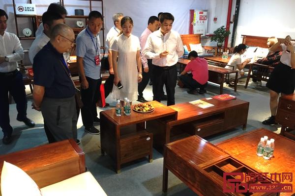 領(lǐng)導(dǎo)、專家來到龍博士展位，感受國潮中式的紅木家具魅力