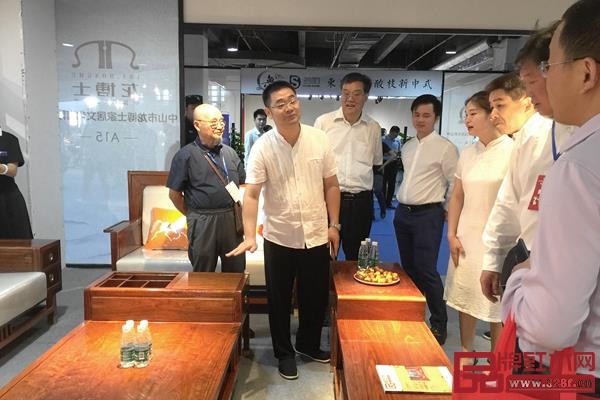 龍博士董事長陳小華在為領(lǐng)導(dǎo)專家介紹產(chǎn)品的工藝及設(shè)計理念