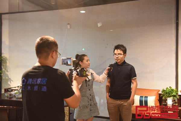 朗州·上乘總經(jīng)理黃敏盛接受騰訊家居采訪,并介紹本次參展的優(yōu)惠政策及產(chǎn)品設(shè)計理念、制作工藝等 朗州·上乘總經(jīng)理黃敏盛接受騰訊家居采訪,并介紹本次參展的優(yōu)惠政策及產(chǎn)品設(shè)計理念、制作工藝等