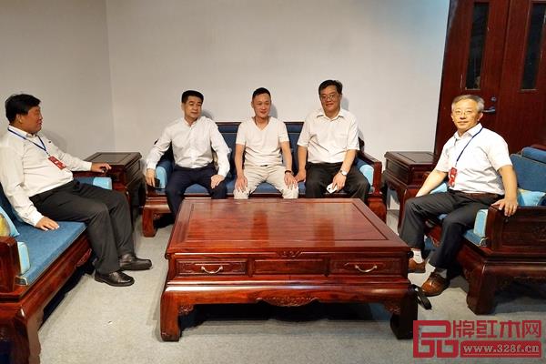 中國林業(yè)產(chǎn)業(yè)聯(lián)合會副會長、北京林業(yè)大學(xué)原校長宋維明(左一)、國家林業(yè)和草原局森林資源管理司原副司長、國有林場GEF國家項(xiàng)目執(zhí)行辦公室技術(shù)顧問張松丹(右二)、中山市大涌鎮(zhèn)鎮(zhèn)長賀修虎(左二)、華南農(nóng)業(yè)大學(xué)博士生導(dǎo)師李凱夫(右一)與古木印象董事長周洪根(左三)合影留念 中國林業(yè)產(chǎn)業(yè)聯(lián)合會副會長、北京林業(yè)大學(xué)原校長宋維明(左一)、國家林業(yè)和草原局森林資源管理司原副司長、國有林場GEF國家項(xiàng)目執(zhí)行辦公室技術(shù)顧問張松丹(右二)、中山市大涌鎮(zhèn)鎮(zhèn)長賀修虎(左二)、華南農(nóng)業(yè)大學(xué)博士生導(dǎo)師李凱夫(右一)與古木印象董事長周洪根(左三)合影留念