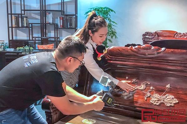 騰訊家居主播來到古木印象展廳,帶線上觀眾一起領(lǐng)略古木印象的精品家具 騰訊家居主播來到古木印象展廳,帶線上觀眾一起領(lǐng)略古木印象的精品家具