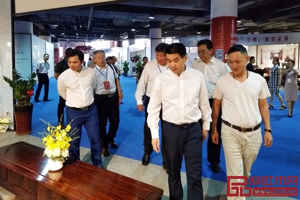 領(lǐng)導(dǎo)專家團(tuán)蒞臨古木印象展位參觀,古木印象董事長周洪根(右一)熱情接待 領(lǐng)導(dǎo)專家團(tuán)蒞臨古木印象展位參觀,古木印象董事長周洪根(右一)熱情接待