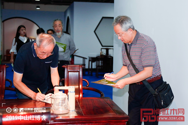 中國明式家具研究所原所長濮安國(左二)、中國紅木家具技術(shù)專家曹新民(左一)、華南農(nóng)業(yè)大學(xué)博士生導(dǎo)師李凱夫(右一)在為偉世鴻泰《和諧茶臺》現(xiàn)場打分,并給予高度評價 中國明式家具研究所原所長濮安國(左二)、中國紅木家具技術(shù)專家曹新民(左一)、華南農(nóng)業(yè)大學(xué)博士生導(dǎo)師李凱夫(右一)在為偉世鴻泰《和諧茶臺》現(xiàn)場打分,并給予高度評價