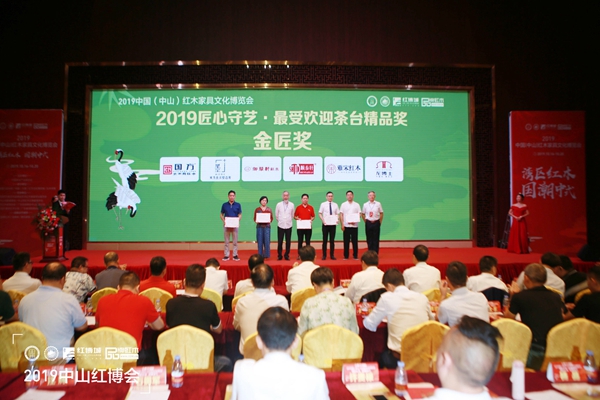 龍博士紅木活力亮相紅博會(huì)，摘得“最受歡迎金匠獎(jiǎng)”