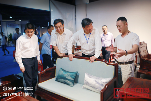 古木印象董事長周洪根(右一)向前來參觀的領(lǐng)導(dǎo)、專家介紹古木印象產(chǎn)品的工藝及設(shè)計(jì)理念 古木印象董事長周洪根(右一)向前來參觀的領(lǐng)導(dǎo)、專家介紹古木印象產(chǎn)品的工藝及設(shè)計(jì)理念