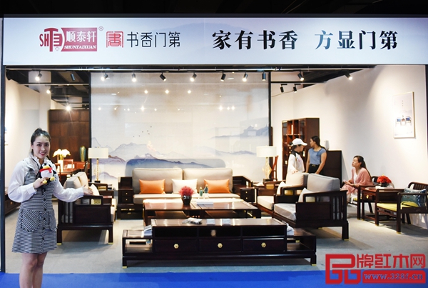 騰訊家居主播直播順泰軒·書香門第展會現(xiàn)場 騰訊家居主播直播順泰軒·書香門第展會現(xiàn)場