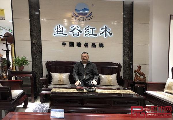 盤谷紅木董事長吳應(yīng)華親自下專賣店指導(dǎo)開業(yè)工作 盤谷紅木董事長吳應(yīng)華親自下專賣店指導(dǎo)開業(yè)工作