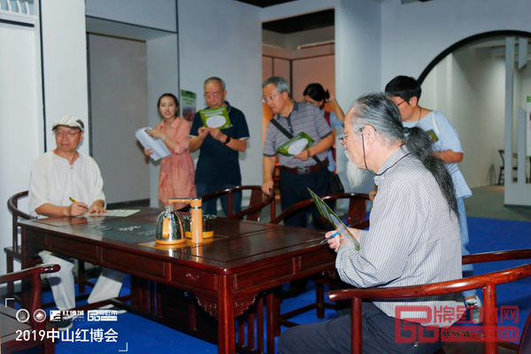 中國明式家具研究所原所長濮安國（右一）、中國紅木家具技術(shù)專家曹新民（左三）、華南農(nóng)業(yè)大學(xué)博士生導(dǎo)師李凱夫（右二）、教育部教學(xué)改革示范專業(yè)“家具設(shè)計與制造”專業(yè)帶頭人彭亮（左一）在為《心如茶臺》現(xiàn)場打分，并給予了極高的評價