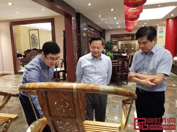 張崇和會長對紅木家具文化和歷史表現(xiàn)出了濃厚的興趣 張崇和會長對紅木家具文化和歷史表現(xiàn)出了濃厚的興趣