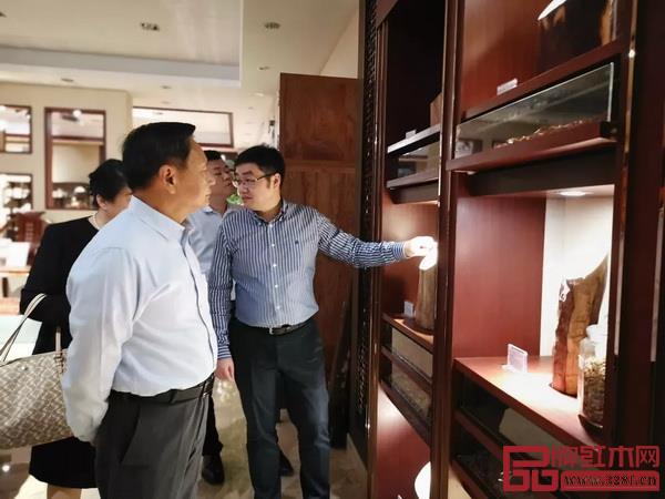 在紅木保健區(qū),張崇和會長對東成紅木在產(chǎn)業(yè)帶動性方面起到的積極作用表示了贊許 在紅木保健區(qū),張崇和會長對東成紅木在產(chǎn)業(yè)帶動性方面起到的積極作用表示了贊許