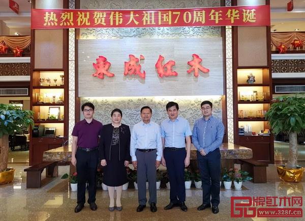 中國輕工業(yè)聯(lián)合會會長張崇和(中)、中國照明電器協(xié)會執(zhí)行理事長劉升平(左二)一行到訪東成紅木,東成紅木副總經(jīng)理張奕海(左一)、營銷中心總經(jīng)理曾東陽(右一)等陪同參觀 中國輕工業(yè)聯(lián)合會會長張崇和(中)、中國照明電器協(xié)會執(zhí)行理事長劉升平(左二)一行到訪東成紅木,東成紅木副總經(jīng)理張奕海(左一)、營銷中心總經(jīng)理曾東陽(右一)等陪同參觀