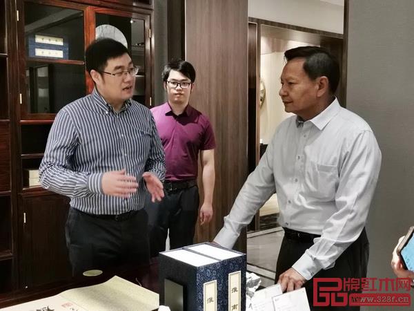 東成紅木副總經(jīng)理張奕海、營銷中心總經(jīng)理曾東陽為張崇和會長一行全面詳細地講解了大涌紅木產(chǎn)業(yè)和東成紅木的發(fā)展現(xiàn)狀 東成紅木副總經(jīng)理張奕海、營銷中心總經(jīng)理曾東陽為張崇和會長一行全面詳細地講解了大涌紅木產(chǎn)業(yè)和東成紅木的發(fā)展現(xiàn)狀