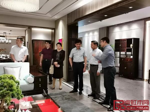 張崇和會長一行參觀了東成·文宋系列樣板展廳,對東成紅木在產(chǎn)品設計研發(fā)方面取得的成績表示了贊賞 張崇和會長一行參觀了東成·文宋系列樣板展廳,對東成紅木在產(chǎn)品設計研發(fā)方面取得的成績表示了贊賞