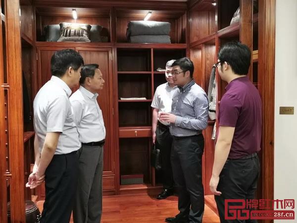 在全屋定制展區(qū)內(nèi),張崇和會長認真傾聽了東成紅木在全屋定制方面的服務體系 在全屋定制展區(qū)內(nèi),張崇和會長認真傾聽了東成紅木在全屋定制方面的服務體系