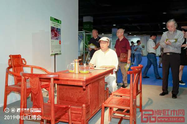 中國(guó)高等教育家具設(shè)計(jì)專業(yè)創(chuàng)始人胡景初(右二)中國(guó)明式家具研究所原所長(zhǎng)濮安國(guó)(右一)、中國(guó)紅木家具技術(shù)專家曹新民(左一)、教育部教學(xué)改革示范專業(yè)“家具設(shè)計(jì)與制造”專業(yè)帶頭人彭亮(左二)在為《盛世牡丹茶臺(tái)》現(xiàn)場(chǎng)打分,并給予了極高的評(píng)價(jià) 中國(guó)高等教育家具設(shè)計(jì)專業(yè)創(chuàng)始人胡景初(右二)中國(guó)明式家具研究所原所長(zhǎng)濮安國(guó)(右一)、中國(guó)紅木家具技術(shù)專家曹新民(左一)、教育部教學(xué)改革示范專業(yè)“家具設(shè)計(jì)與制造”專業(yè)帶頭人彭亮(左二)在為《盛世牡丹茶臺(tái)》現(xiàn)場(chǎng)打分,并給予了極高的評(píng)價(jià)